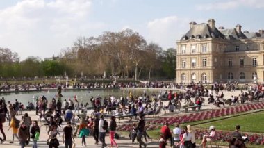 İnsanlar Pazar günü Lüksemburg bahçesinde güneş in tadını çıkarın - Paris