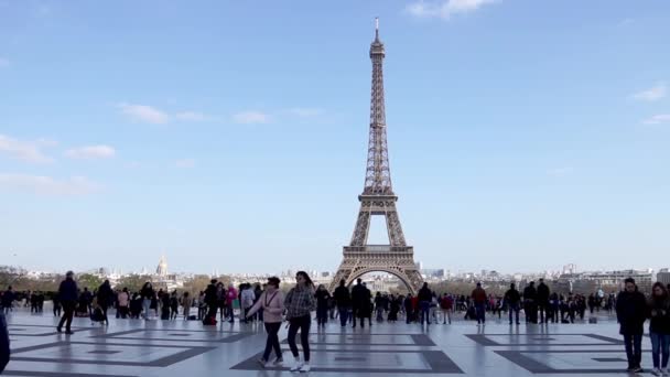 Ludzie spacerują po placu Trocadero przed wieżą Eiffla-Paryż, Francja — Wideo stockowe