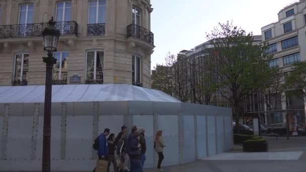 Az emberek séta előtt a Fouquets kifosztását a sárga mellények — Stock videók