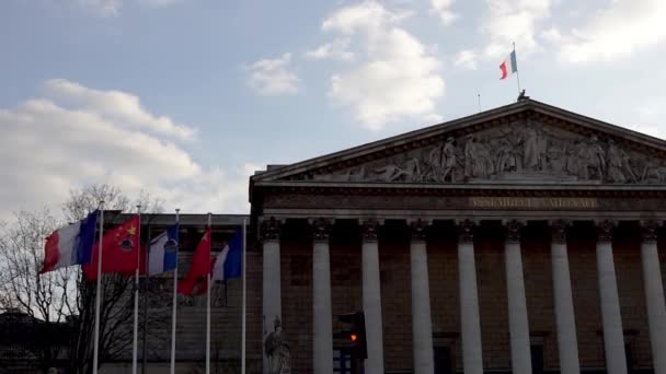 Banderas francesas y chinas en el viento frente a la Asamblea Nacional — Vídeos de Stock