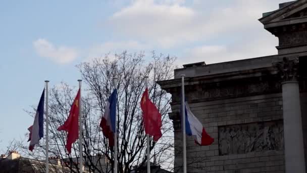 राष्ट्रीय सभा के सामने हवा में फ्रांसीसी और चीनी ध्वज — स्टॉक वीडियो