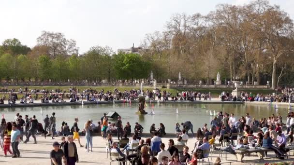 Pessoas que gostam de sol no jardim do Luxemburgo no domingo - Paris — Vídeo de Stock