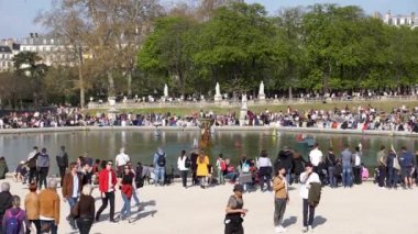 İnsanlar Pazar günü Lüksemburg bahçesinde güneş in tadını çıkarın - Paris