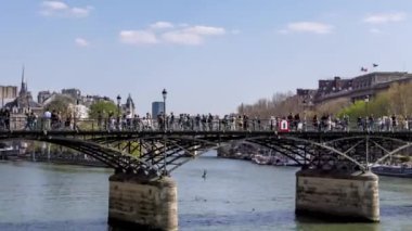 Timelapse: İnsanlar Seine nehri üzerinde Pont des Arts köprüsü üzerinde yürüyüş - Paris
