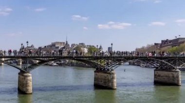 Timelapse: İnsanlar Seine nehri üzerinde Pont des Arts köprüsü üzerinde yürüyüş - Paris