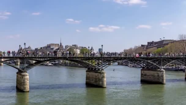 Timelapse: Gente caminando en el puente Pont des Arts sobre el río Sena - París — Vídeos de Stock