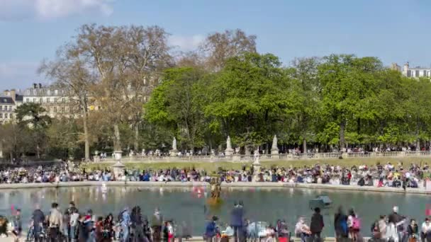 Zeitraffer: sonnenverwöhnte Menschen im luxemburgischen Garten am Sonntag - Paris — Stockvideo