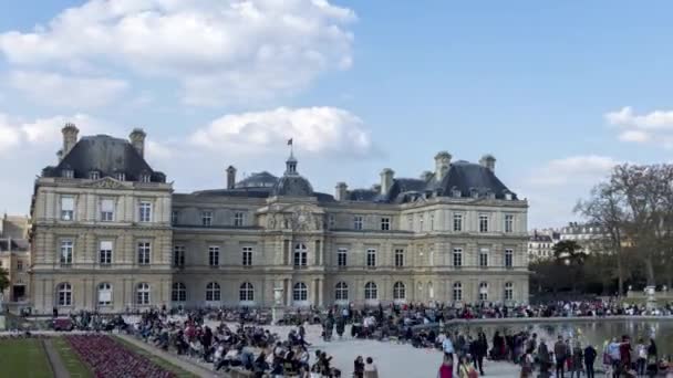 Timelapse: ludzie cieszący się słońcem w ogrodzie luksemburskim w niedzielę-Paryż — Wideo stockowe