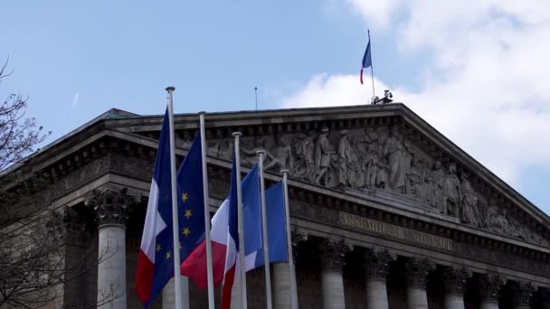 Французские и европейские флаги на ветру перед зданием Национальной Ассамблеи — стоковое видео