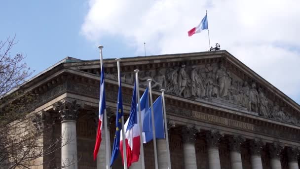 Banderas francesas y europeas al viento frente a la Asamblea Nacional — Vídeos de Stock
