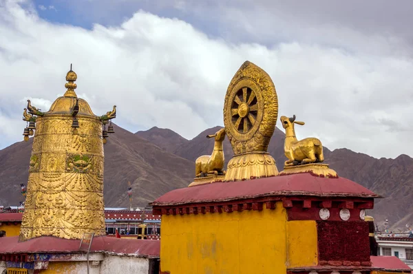 Roue du Dharma sur le toit dans le temple Jokhang - Lhassa, Tibet — Photo