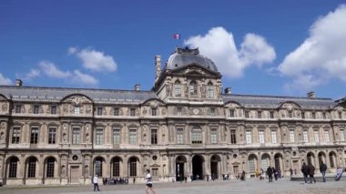 Paris'teki Louvre Sarayı'nın Cour Carree'si