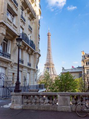 Paris, Fransa: Eyfel Kulesi'nin Avenue de Camoe'den görünümü