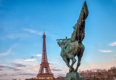 Paris, Fransa: Pont de Bir-Hakeim'de Fransa Yeniden Doğan Heykeli
