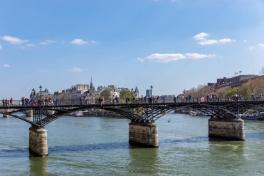 Seine nehri üzerinde Pont des Arts köprüsüüzerinde yürüyen insanlar - Pari
