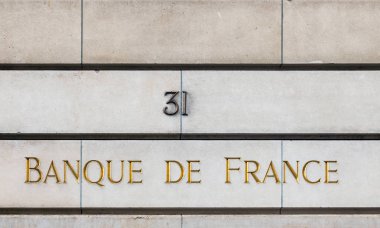Paris'te bir binanın ön cephesinde Banque de France işareti