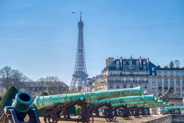 Cañones fuera de Les Invalides y la Torre Eiffel - París, Fran — Foto de Stock