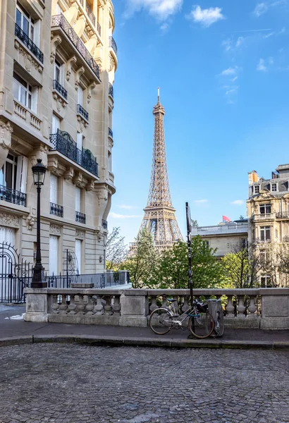 Paris, Franciaország: kilátás az Eiffel-torony a Avenue de Camoe — Stock Fotó