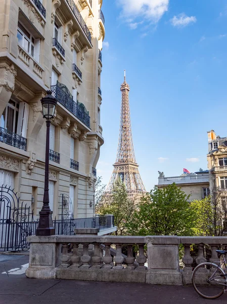 Paris, Franciaország: kilátás az Eiffel-torony a Avenue de Camoe — Stock Fotó