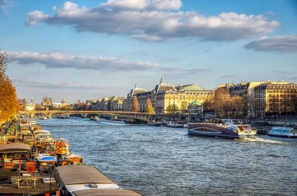 Boten verkeer op de rivier de Seine met Orsay Museum op de achtergrond-P — Stockfoto