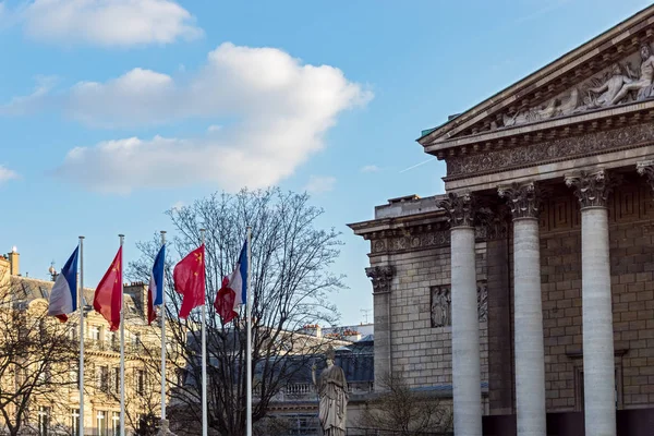 Párizs: francia és kínai zászló a szél előtt a nemzeti — Stock Fotó