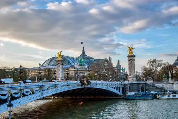 Pont Alexandre Iii a Szajna folyón - Párizs Franciaország — Stock Fotó