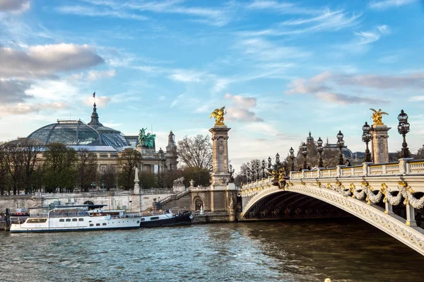 Pont Alexandre Iii a Szajna folyón - Párizs Franciaország — Stock Fotó