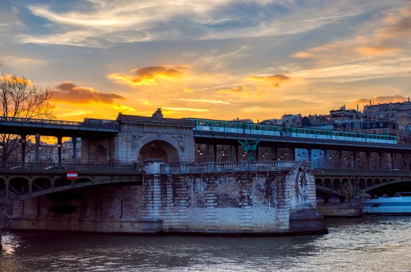 Západ slunce nad most přes Bir-hakeim Metro — Stock fotografie