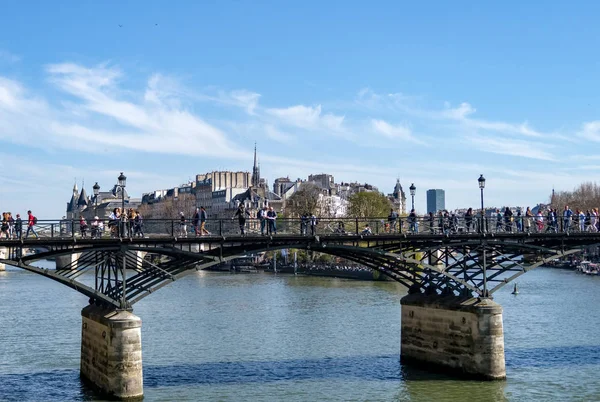 Seine nehri üzerinde Pont des Arts köprüsüüzerinde yürüyen insanlar - Pari — Stok fotoğraf