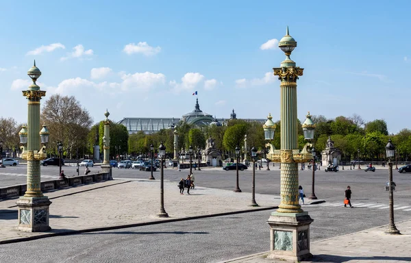 Place de la Concorde-val nagy palota háttérben-Párizs — Stock Fotó