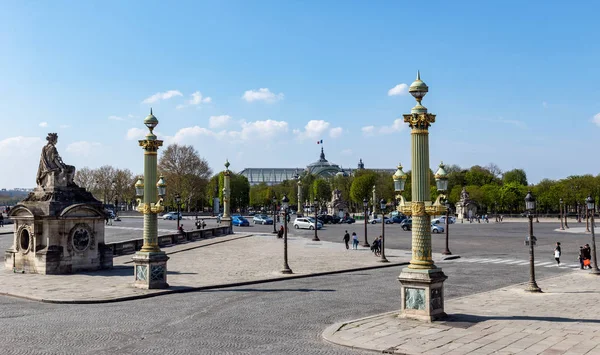 Place de la Concorde s velkým palácem na pozadí-Paříž — Stock fotografie