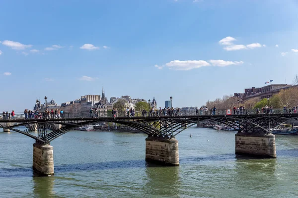 Ludzie spacerują po mostu Pont des Arts nad Sekwaną-Pari — Zdjęcie stockowe