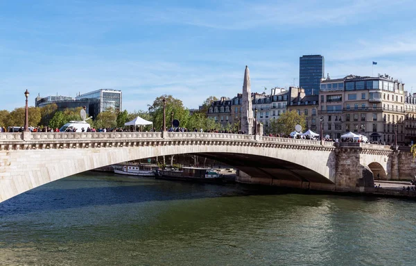パリのノートルダム大聖堂の前の世界メディア — ストック写真