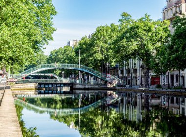 Paris'te Saint-Martin Kanalı üzerindeki köprü
