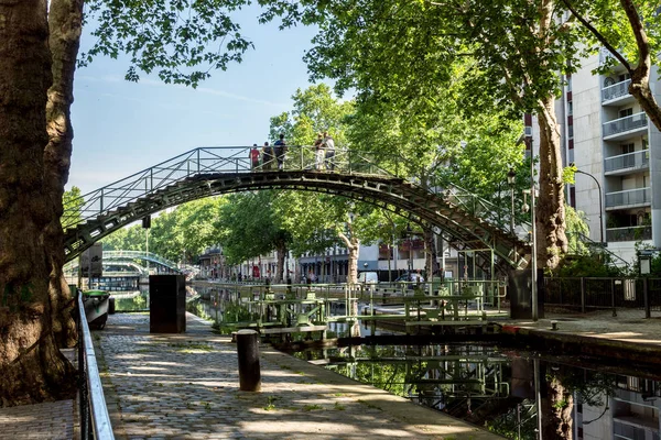 Paris'te Saint-Martin Kanalı üzerindeki köprü