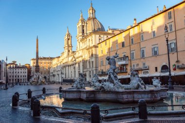 Piazza Navona şafakta Neptün Çeşmesi - Roma, İtalya