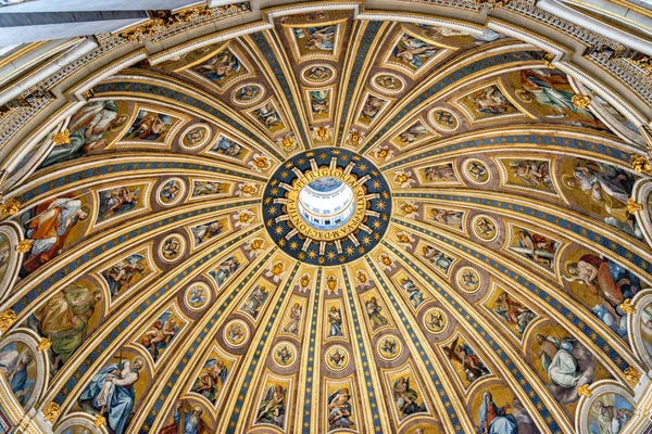 바티칸 시국의 성 베드로 대성당 돔 내부 보기 — 스톡 사진