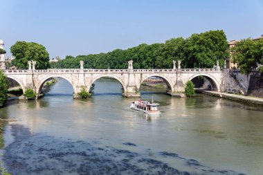 Turist teknesi Roma'da Ponte Santangelo altındageçer - İtalya
