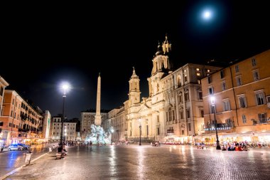 Dolunay altında gece Piazza Navona - Roma, İtalya
