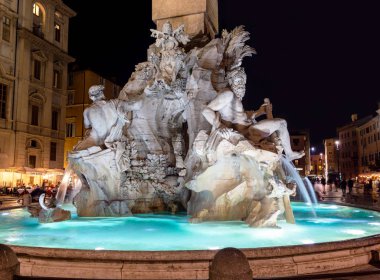 Piazza Navona gece Dört Rivers Çeşmesi - Roma, İtalya