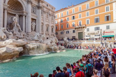 Trevi Çeşmesi önünde kalabalık - Roma, İtalya