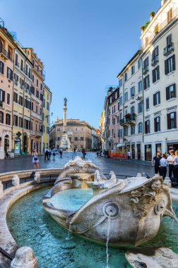 Fontana della Barcaccia üzerinde Piazza di Spagna - Roma, İtalya