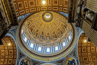 Vatikan'da St Peters Bazilikası Dome Inside görünümü