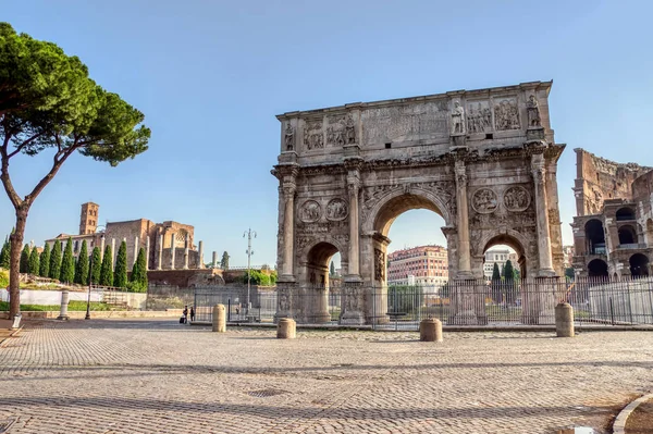 Триумфальная арка Константина возле Колизея - Рим, Италия — стоковое фото