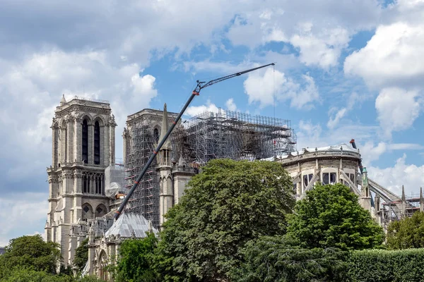 Notre dame de paris: Bewehrungsarbeiten im Juli 2019 nach dem Brand — Stockfoto