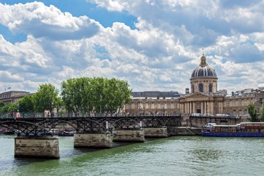 Seine nehri üzerinde Pont des Arts köprüsüüzerinde yürüyen insanlar - Paris