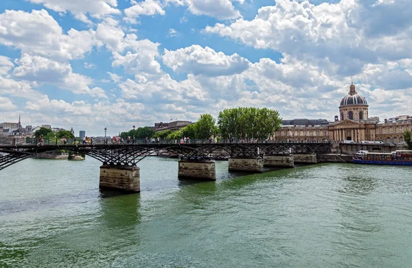 Άνθρωποι που περπατούν στη γέφυρα Pont des Arts στον ποταμό Σηκουάνα-Παρίσι — Φωτογραφία Αρχείου