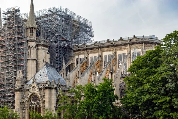 巴黎圣母院：火灾后飞行支撑的加固 — 图库照片