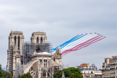Notre Dame de Paris üzerinde Bastille Günü Uçak Geçit Töreni