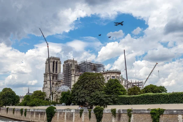 Französische Militärflugzeuge fliegen über Notre Dame de Paris — Stockfoto